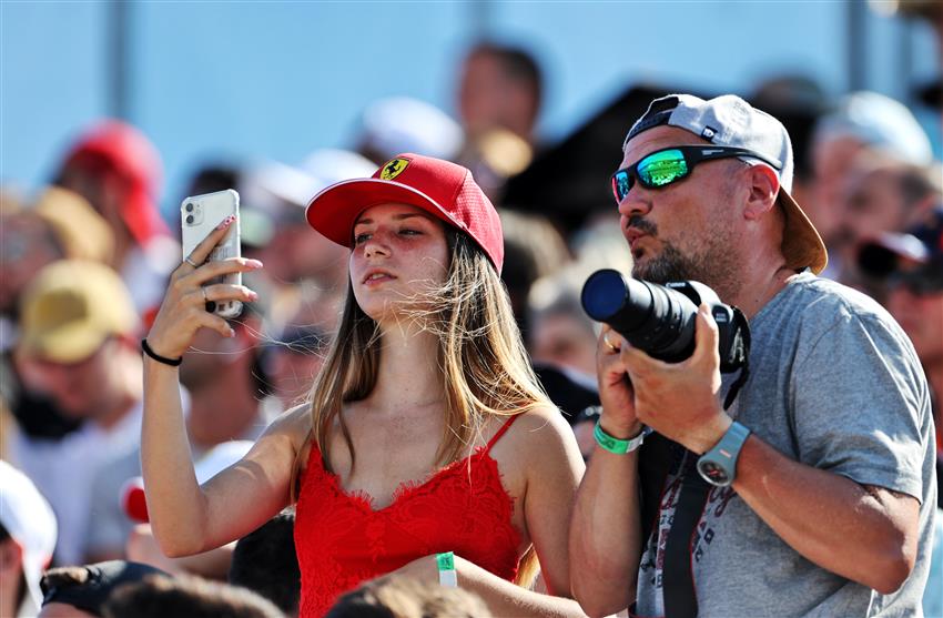 F1 fans taking photos